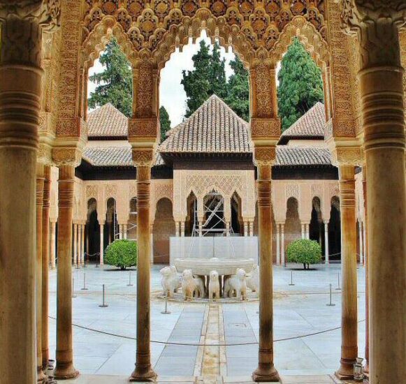 Patio de los Leones en la Alhambra de Granada