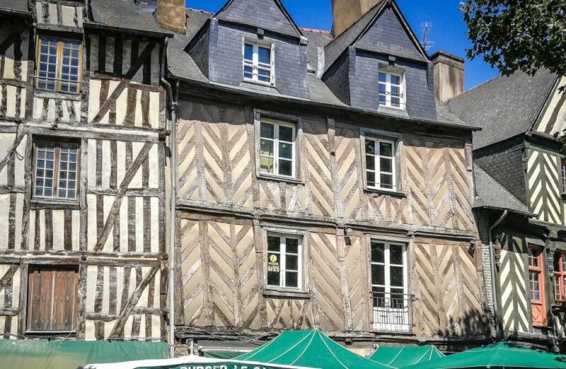 Casas entramadas en centro histórico de Rennes en Bretaña Francia