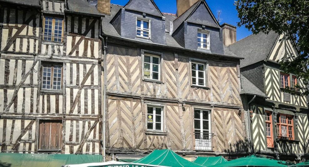 Casas entramadas en centro histórico de Rennes en Bretaña Francia