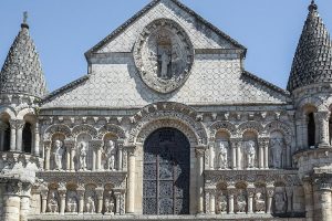Iglesia románica de Notre Dame en Poitiers al oeste de Francia
