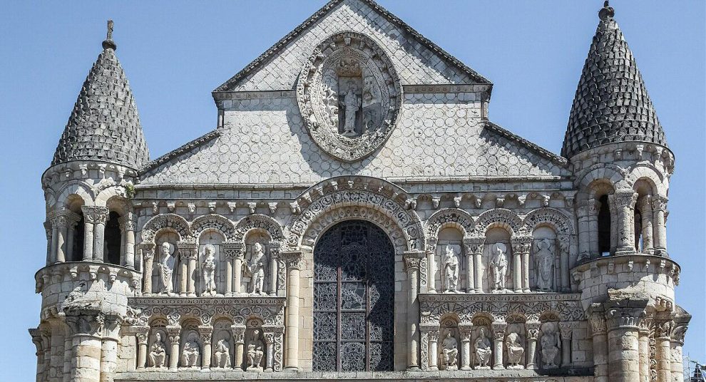 Iglesia románica de Notre Dame en Poitiers al oeste de Francia