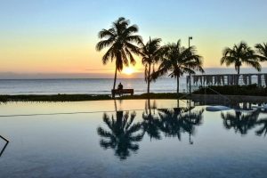 Amanecer en Infinity Pool del TRS Yucatán Hotel en Riviera Maya
