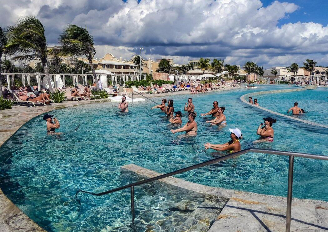 Actividades en la piscina en TRS Yucatan Hotel en Riviera Maya