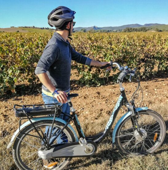 Excursión en bicicleta eléctrica entre viñas en Vilafranca del Penedés en Barcelona