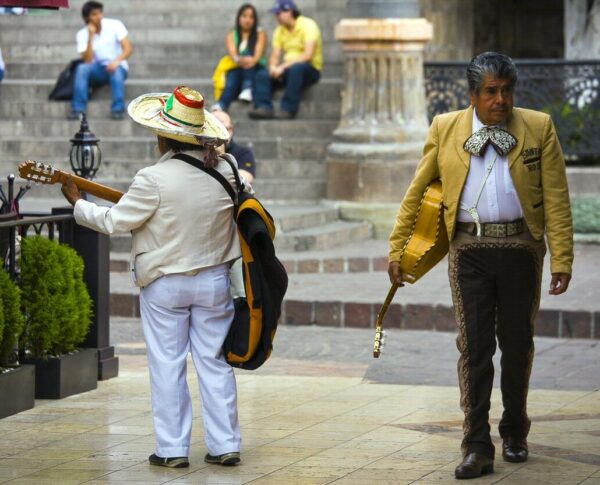 Músicos callejeros en centro histórico de Guanajuato en México