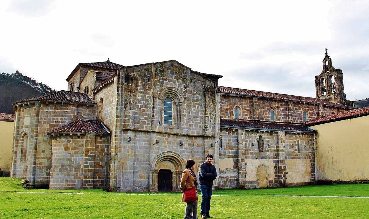 Iglesia románica del monasterio de Valdedios en Villaviciosa