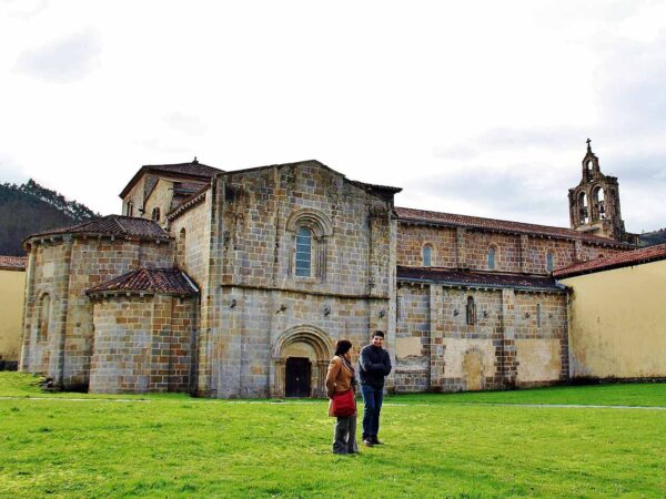 Iglesia románica del monasterio de Valdedios en Villaviciosa