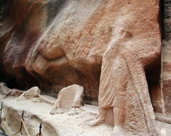 Relieves escultóricos en el desfiladero Siq de Petra en Jordania