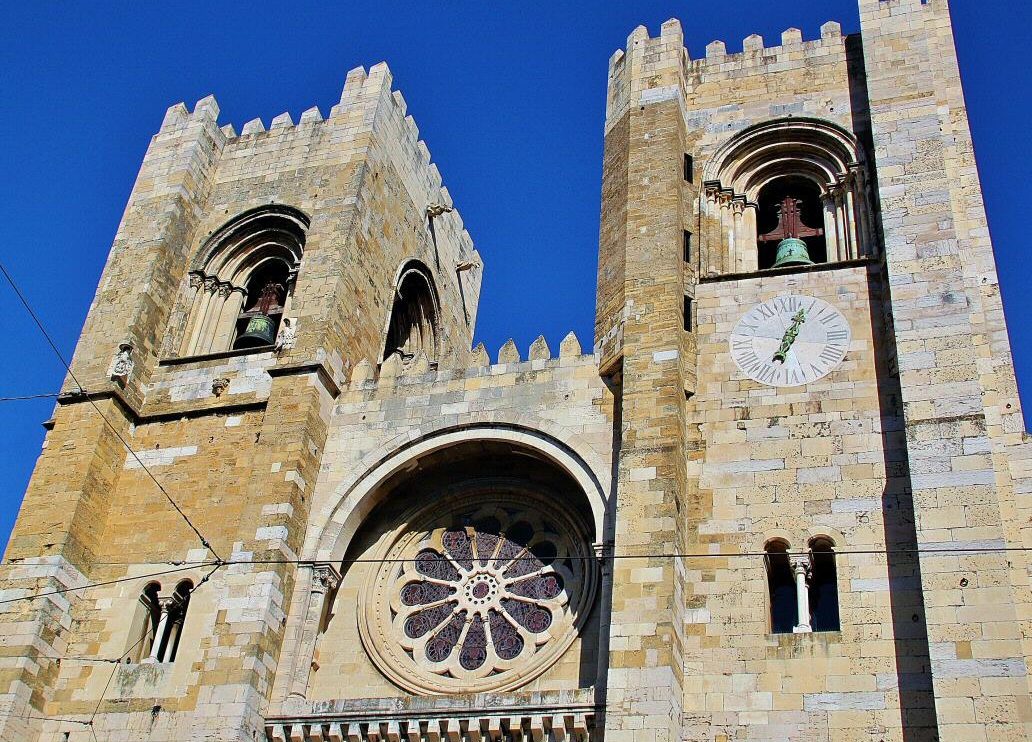 Fachada de la catedral Sé de Lisboa