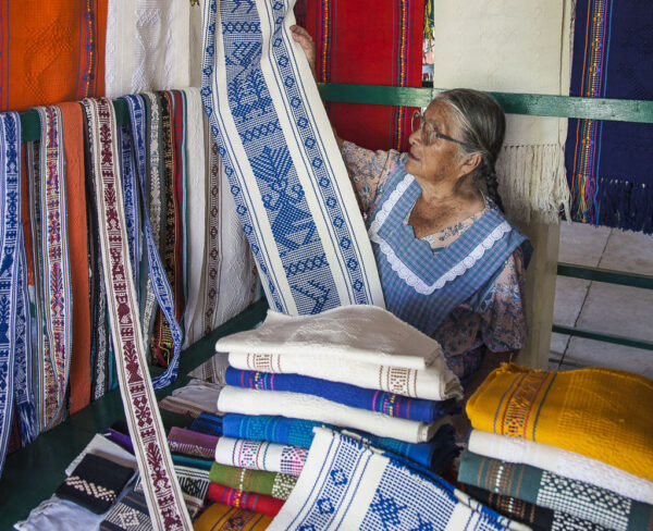 Artesanía en Santo Tomás Jalieza cerca de Oaxaca en México