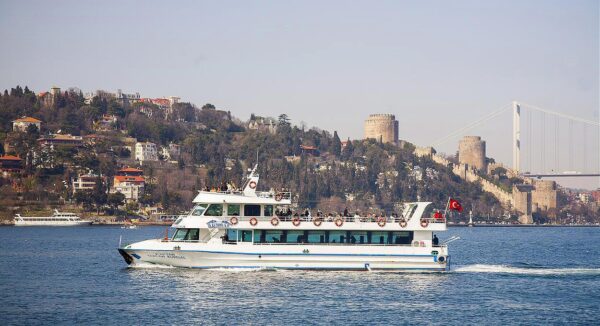 Ferry público por el Bósforo en Estambul