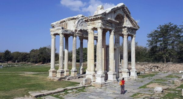 Templo de Tetrapilo en Afrodisias en Turquía