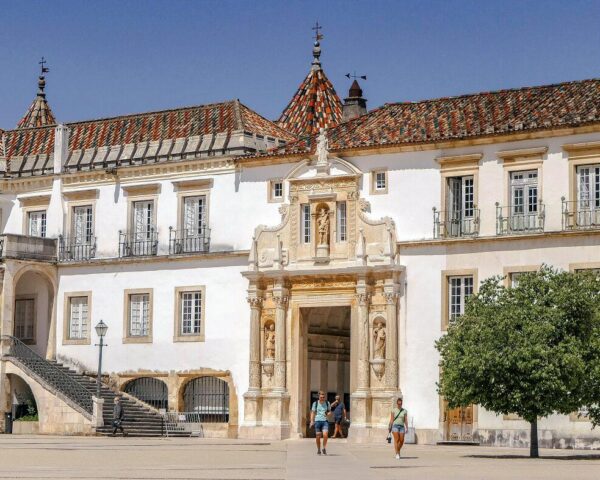 Patio de las Escuelas en la Universidad de Coimbra en Portugal