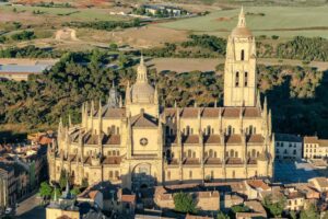 Vistas de la catedral de Segovia desde el vuelo en globo