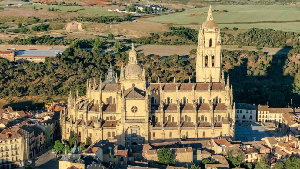 Vistas de la catedral de Segovia desde el vuelo en globo