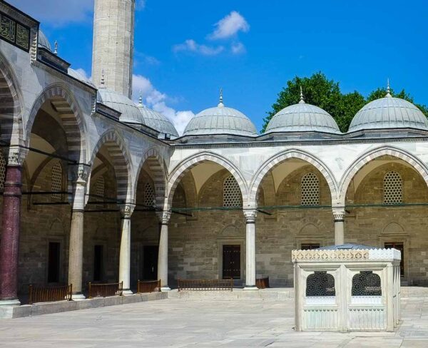 Fuente de abluciones en la Mezquita de Solimán en Estambul