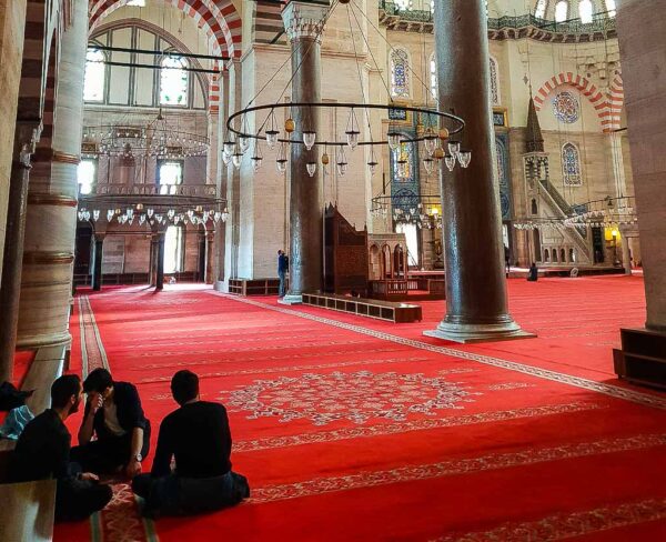 Interior de la Mezquita de Solimán en Estambul
