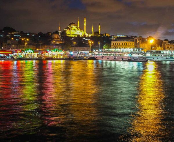 Mezquita de Solimán desde el Cuerno de Oro en Estambul