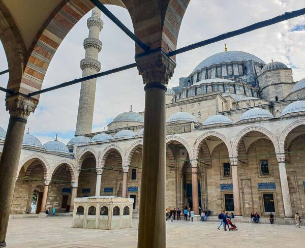 Patio de entrada de la Mezquita de Solimán en Estambul