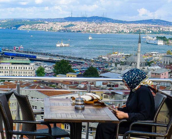Vues sur le Bosphore depuis la terrasse près de la mosquée Soliman