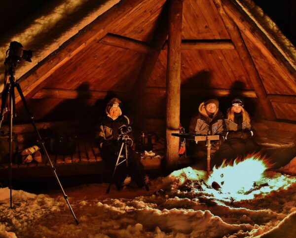 Campamento de fuego para cazar auroras boreales