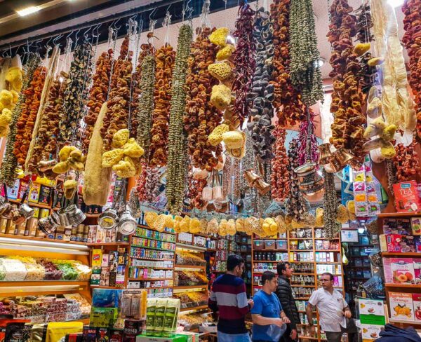 Gran Bazar Egipcio Misir Carsisi en Eminönü en Estambul