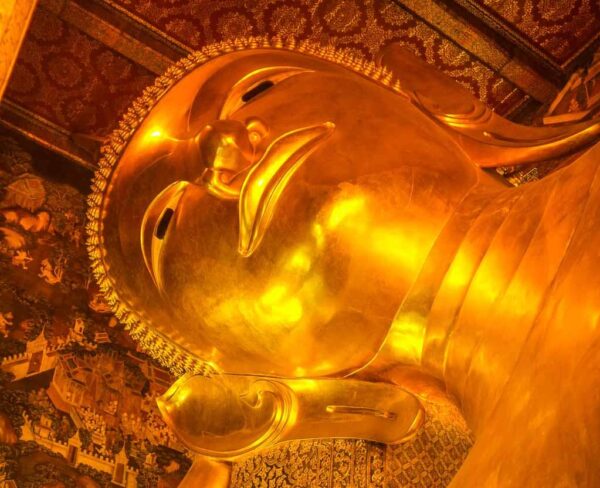 Buda reclinado en Wat Pro en Bangkok