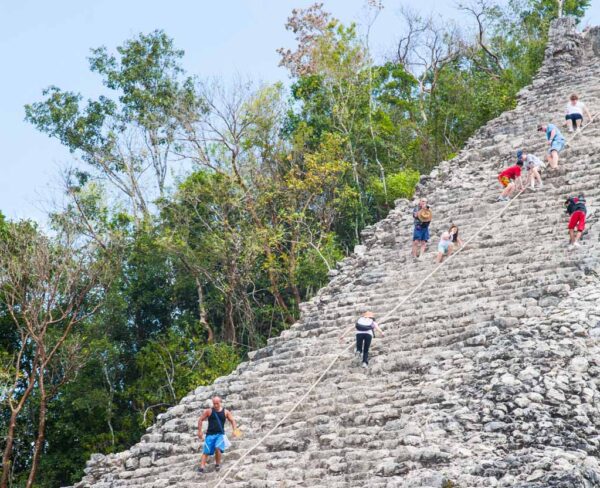 Gran pirámide en la ciudad maya de Cobá en Riviera Maya