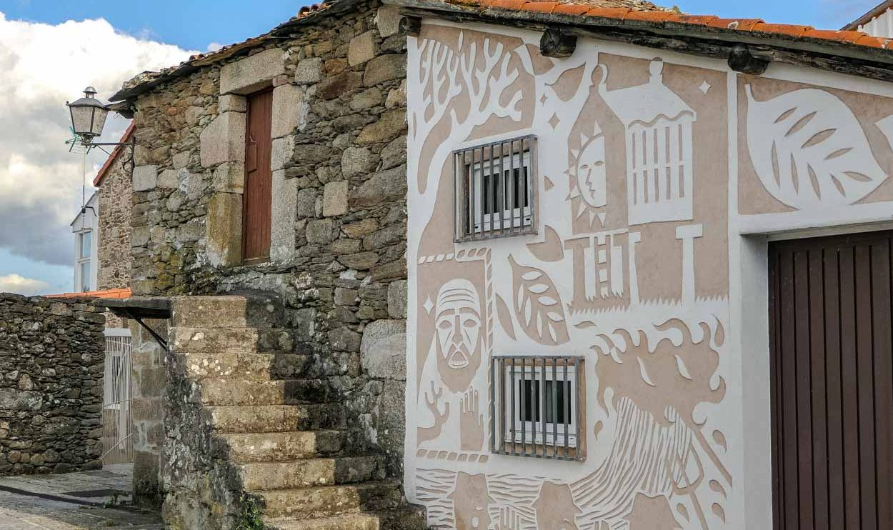 Casa con fachada esgrafiada en Castro Caldelas en Orense