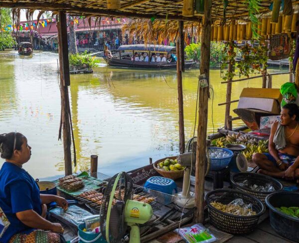 Mercado flotante en Ayutthaya en Tailandia