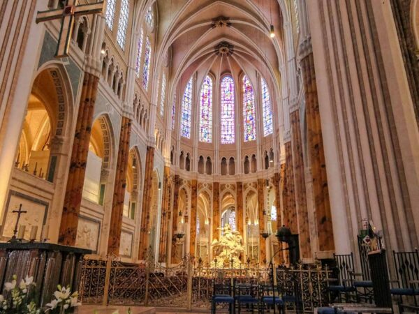 Coro barroco en la Catedral gótica de Chartres en Francia