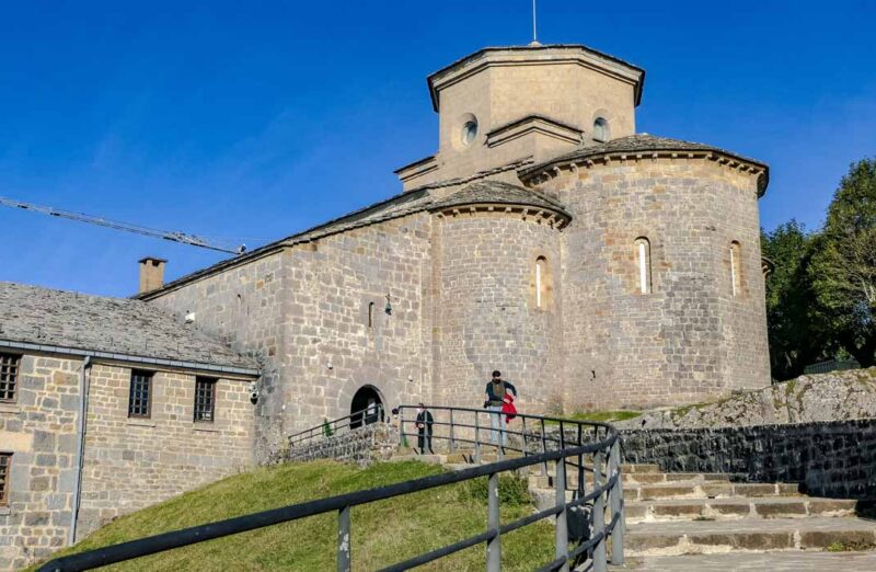 Santuario de San Miguel de Aralar en Navarra