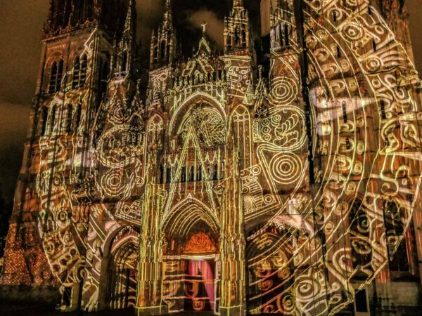 Espectáculo nocturno de luz y sonido en catedral de Rouen