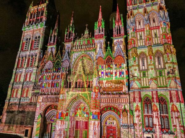 Espectáculo nocturno de luz y sonido en catedral de Rouen