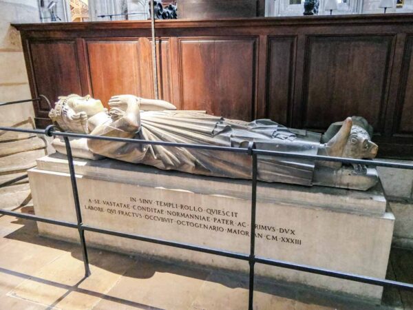 Sepulcro del vikingo Rollo en la catedral de Rouen en Normandía