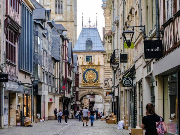 Calle del Reloj en Rouen en Normandía Francia
