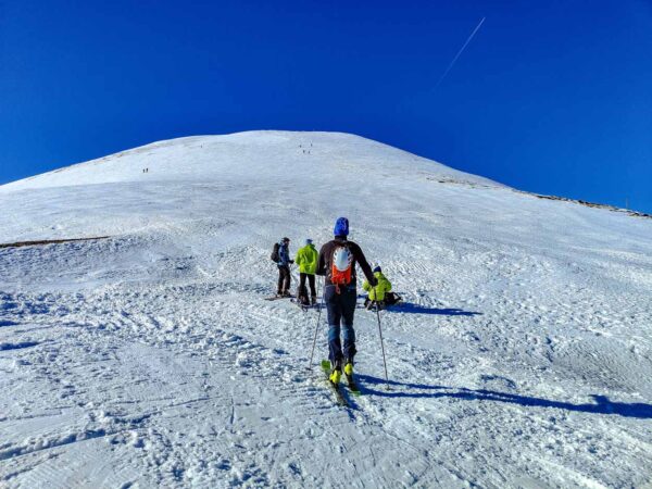 Esquí de travesía hacia el Pico de San Lorenzo en Valdezcara