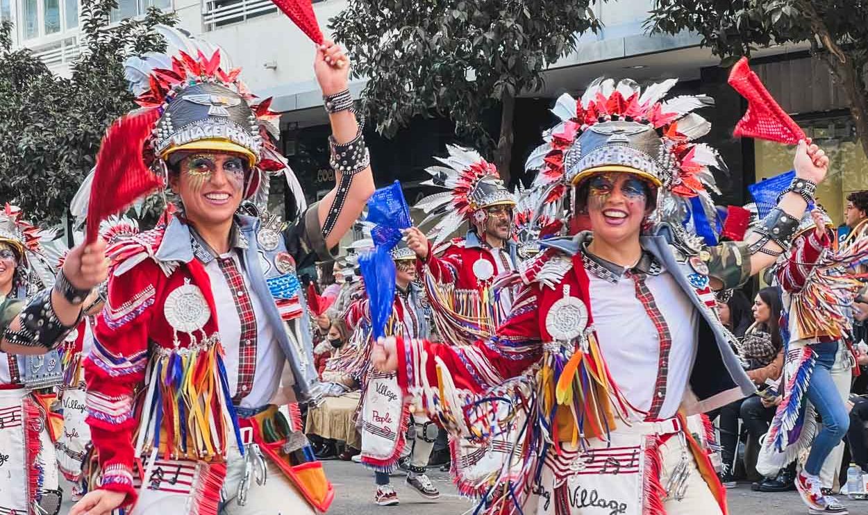 Desfile de comparsas en el Carnaval de Badajoz