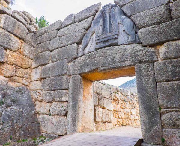 Puerta de los Leones en recinto arqueológico de Micenas en Grecia