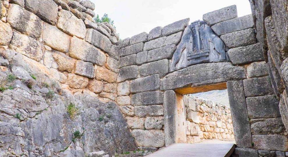Puerta de los Leones en recinto arqueológico de Micenas en Grecia