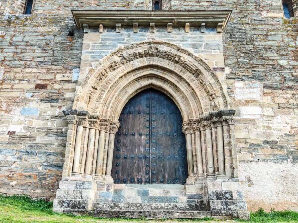 Puerta del Perdón en iglesia de Santiago en Villafranca del Bierzo