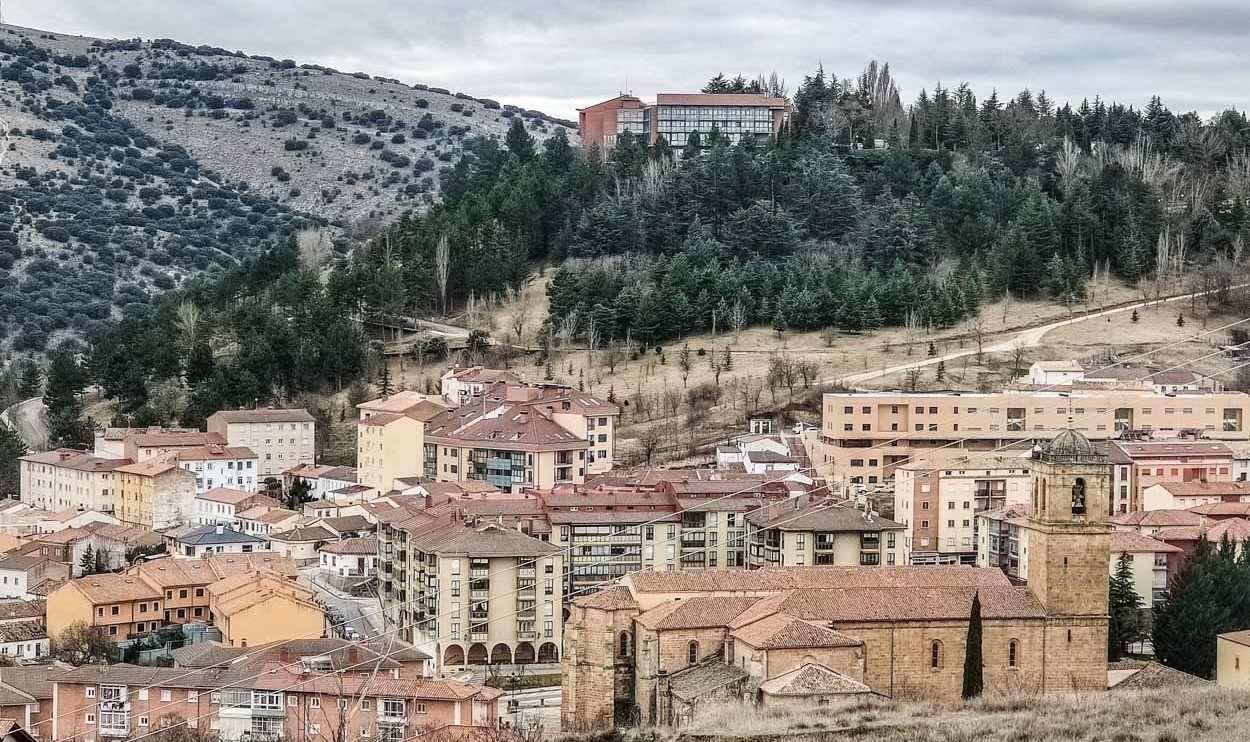 Vistas de Soria y su Parador Nacional desde el Paseo del Mirón