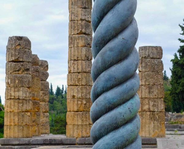 Copia de la Columna Serpentina en Delfos en Grecia