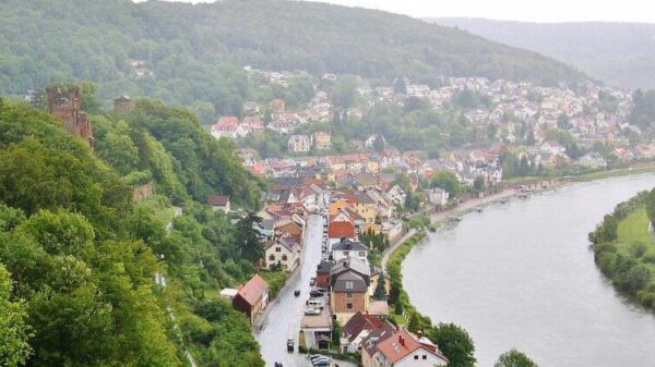 Neckarsteinach a orillas del río Neckar cerca de Heidelberg