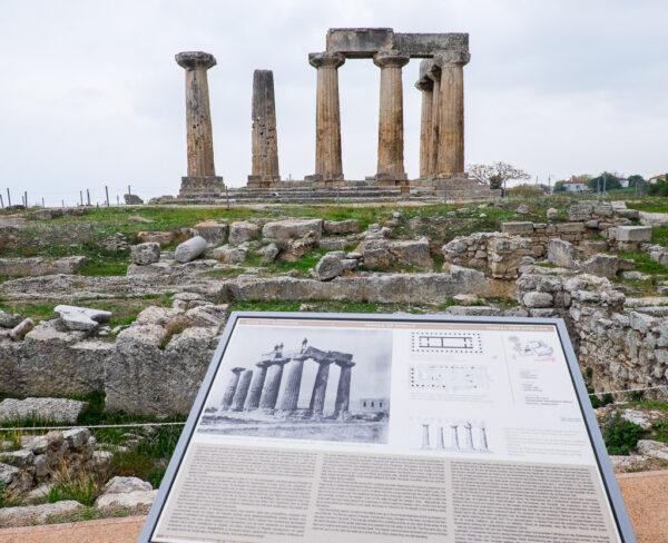 Templo de Apolo en Corinto en Grecia