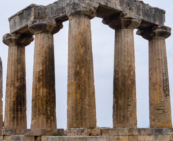 Templo de Apolo en Corinto en Grecia