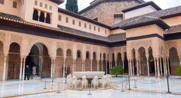 Patio de los Leones en La Alhambra de Granada