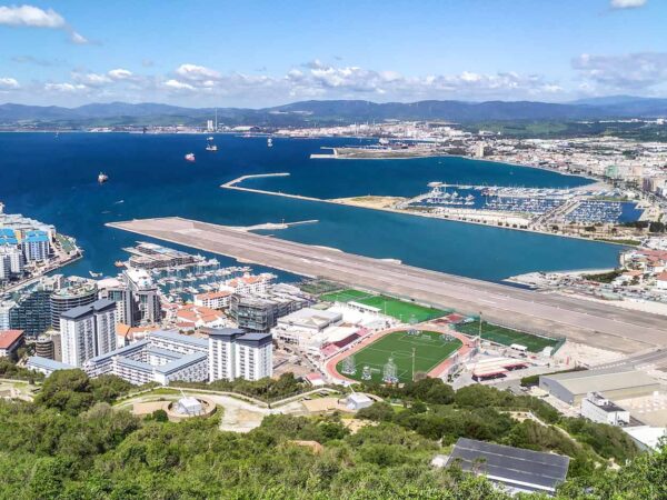 Vistas del aeropuerto de Gibraltar desde el Peñón