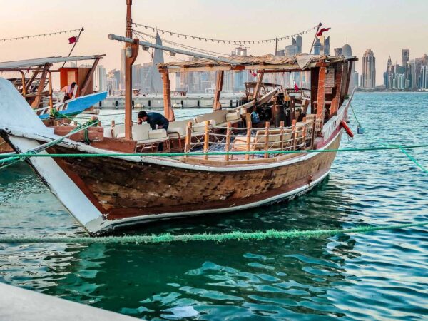 Dohw, barco tradicional de madera en La Corniche de Doha