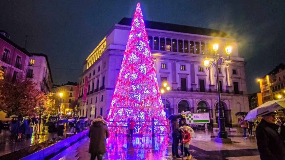 Luces de Navidad en plaza de Ópera de Madrid